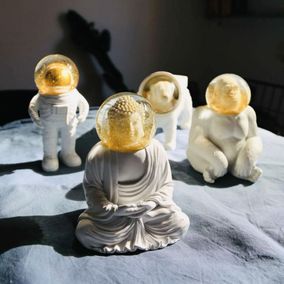 4 bouddhas cosmonautes