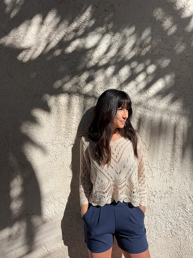 tenue JDY pull maille crochet beige et short à boutons marine