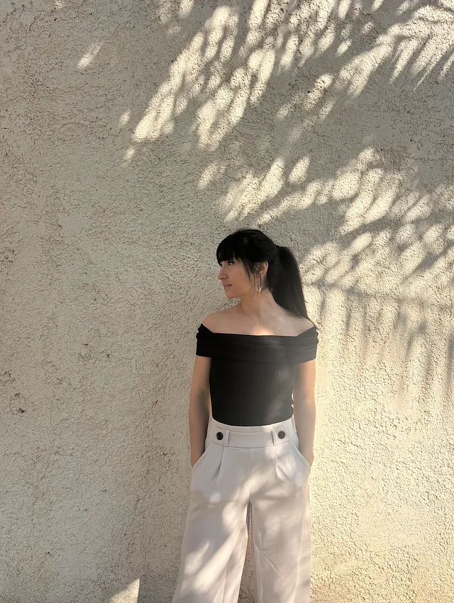 top noir épaules dénudées et pantalon beige