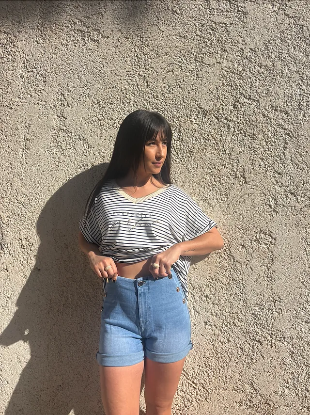 T-shirt basique rayé marine et blanc, short en jean