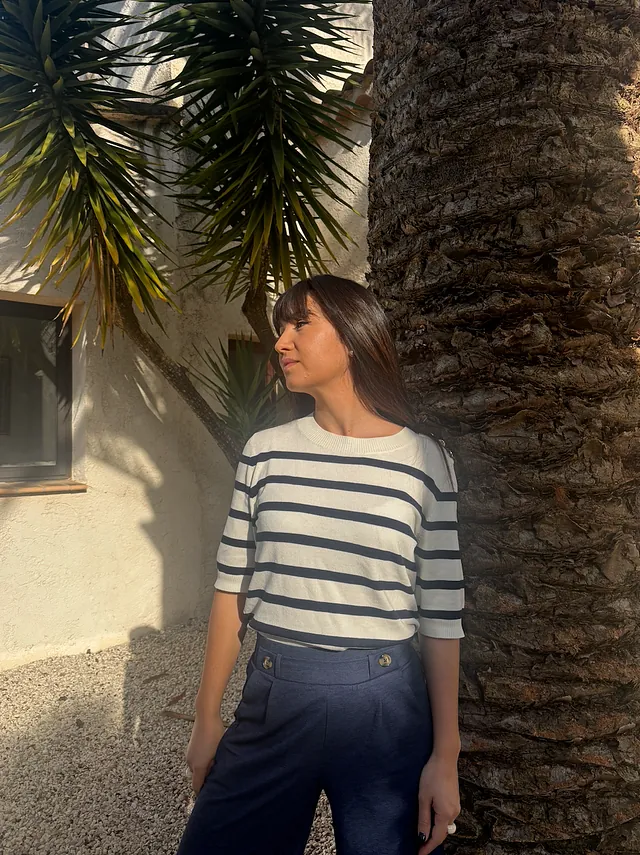 Top pull rayé marin avec bouton pantalon bleu
